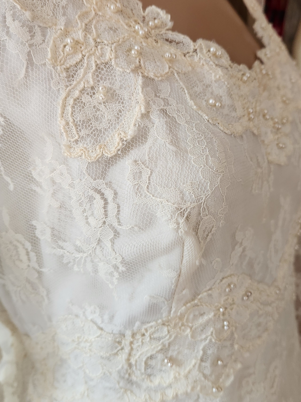 Rare 1960s Victorian Lace Wedding Set: Rose Detail Hat, Veil & Bustled Gown - Picture 8 of 16